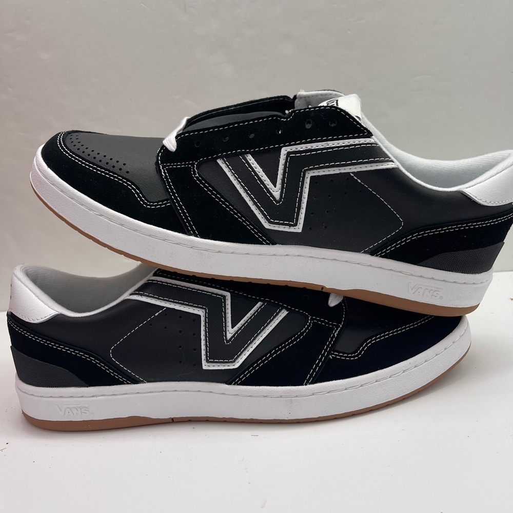 Vans • Men's Black and White Lowland 2.0
Black/White
VN000D6RBZW Sneakers Skate - Picture 14 of 16